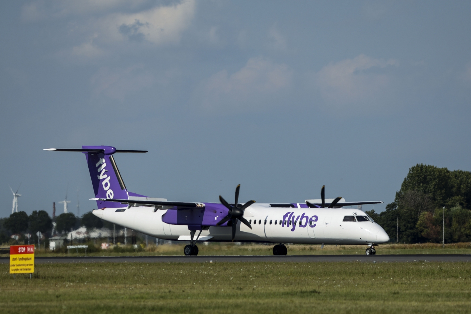 Preview Flybe Airways G-ECOE Bombardier DHC-8-402Q Dash 8 (3).jpg